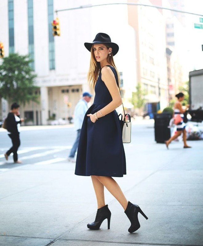 Nếu bạn có thể tự tin khi đi giày cao gót, việc lựa chọn những đôi boots đế cao như thế này không phải là ý kiến tồi. Nó sẽ giữ ấm cho đôi chân đồng thời tôn lên vóc dáng của bạn.