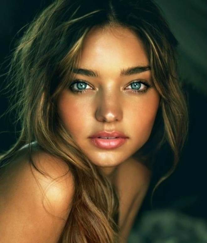 Nếu bạn muốn có vẻ ngoài mới mẻ nhưng da lại không hợp sắc xanh, hồng... nâu rêu sành điệu là một gợi ý không tồi. Có thể kết hợp nhuộm ombre để mang vẻ ngoài hoàn hảo, cá tính hơn.