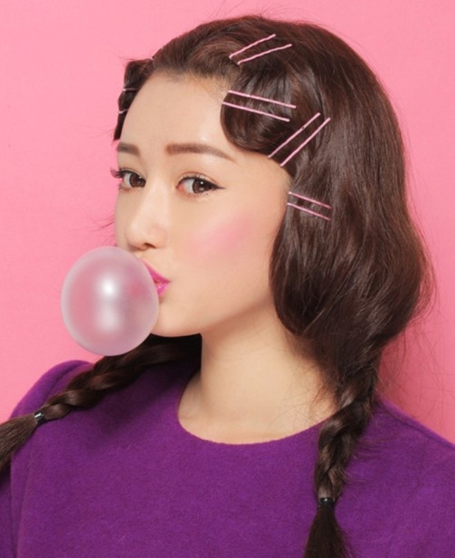 1. Nâu hạt dẻ: Để có làn da trắng sáng hơn, những cô nàng da ngăm đen nên tránh xa những màu tóc nhuộm như vàng sáng hay đỏ tươi. Màu nâu hạt dẻ trầm phù hợp với nhiều gương mặt, màu da khác nhau.