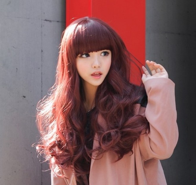 2. Nâu đỏ: Sắc đỏ trên tóc sẽ giúp làn da của bạn trông hồng hào, rạng rỡ hơn. Chưa kể, đây cũng là màu tóc dễ dàng