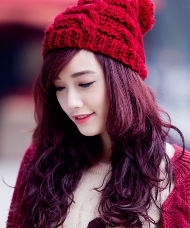 Nên nhớ những nàng da không trắng sáng chỉ nên chọn màu đỏ trầm thiên nâu. Tông đỏ quá tươi và chói sẽ phản tác dụng khiến vẻ ngoài của bạn trông càng xám xịt hơn.