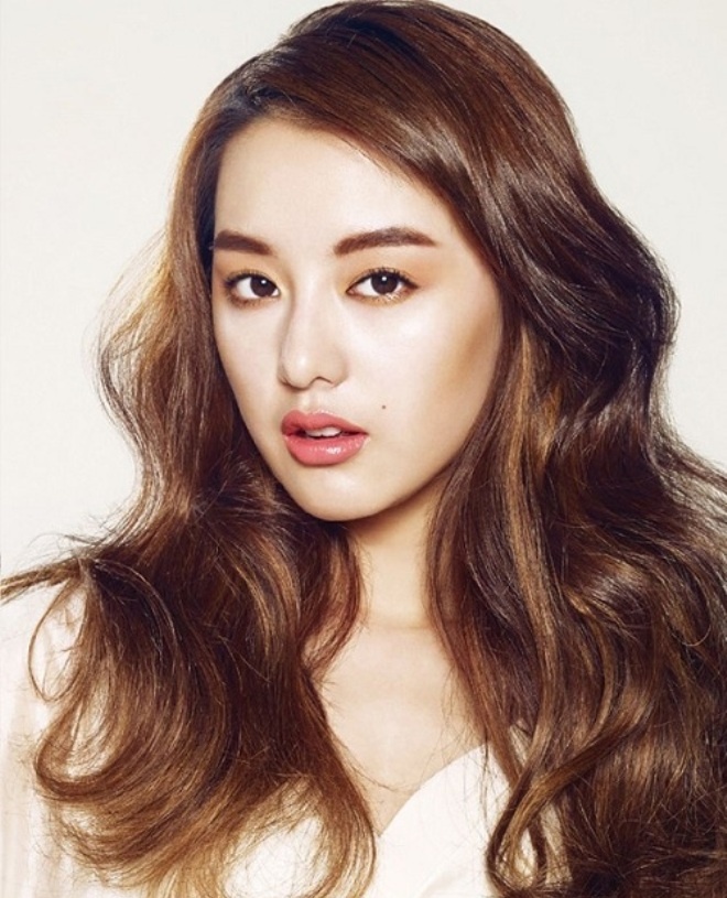 Tuy nhiên, màu nâu đồng không giữ được lâu nên tốt nhất bạn hãy nhuộm các sắc hơi trầm một chút, tránh khi bay màu tóc lại trở thành màu vàng xơ xác.