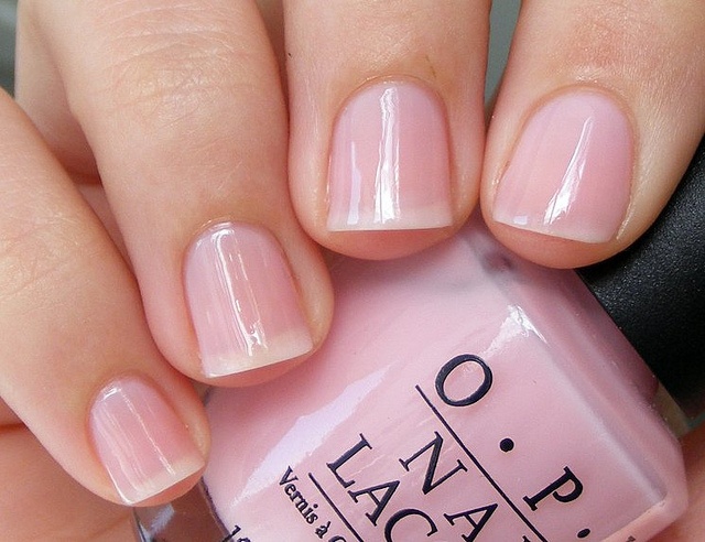 3. Màu hồng da: Với những nàng không ưa thích màu sơn quá lòe loẹt, hồng da là một lựa chọn lý tưởng. Mẹo nhỏ là bạn nên sơn khoảng 2 lớp để nước sơn lên màu đẹp nhất, tránh bị quá đậm và trở thành màu hồng bóng.