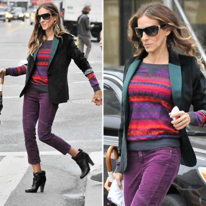 4. Jeans: Nữ diễn viên 50 tuổi Sarah Jessica Parker khoe sự trẻ trung với quần jeans tím, áo len họa tiết, áo vest và bốt đen cao gót.