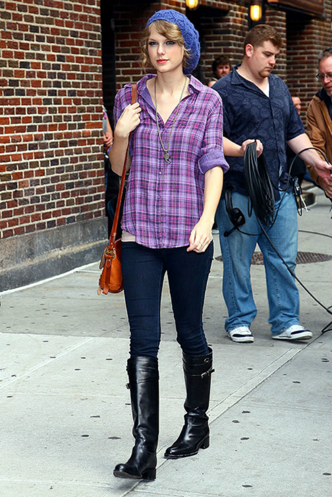 Taylor Swift năng động, trẻ trung với áo sơmi kẻ caro tím.