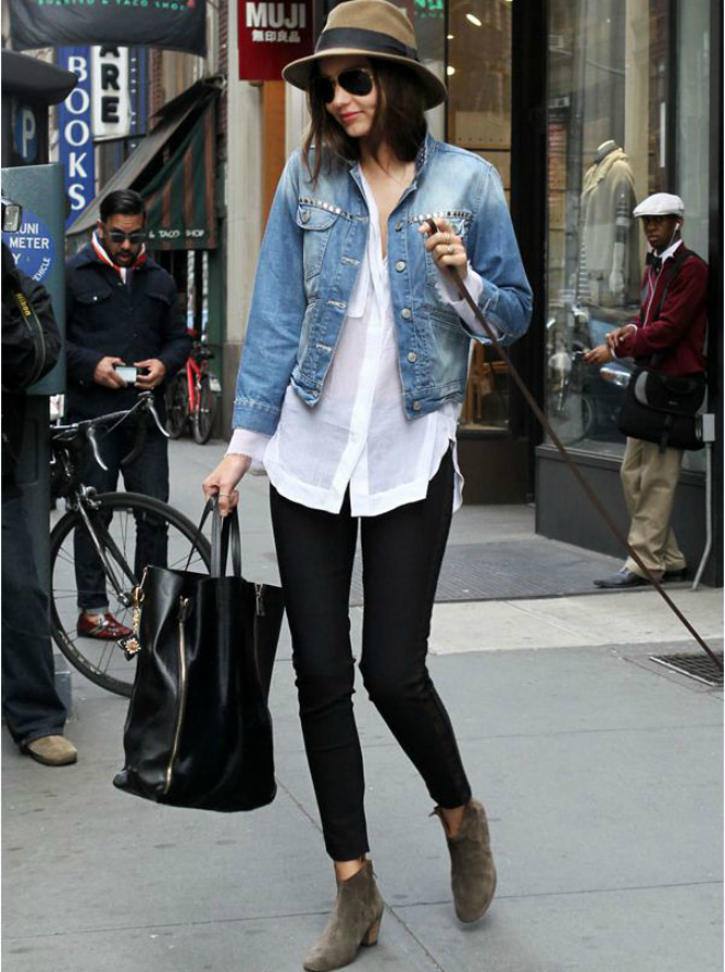 Miranda còn thích cách phối đồ trẻ trung với áo khoác jeans. Khi diện những set đồ này, cô thường đi những đôi sneaker hay boot thấp cổ thay cho giày cao gót thường ngày.