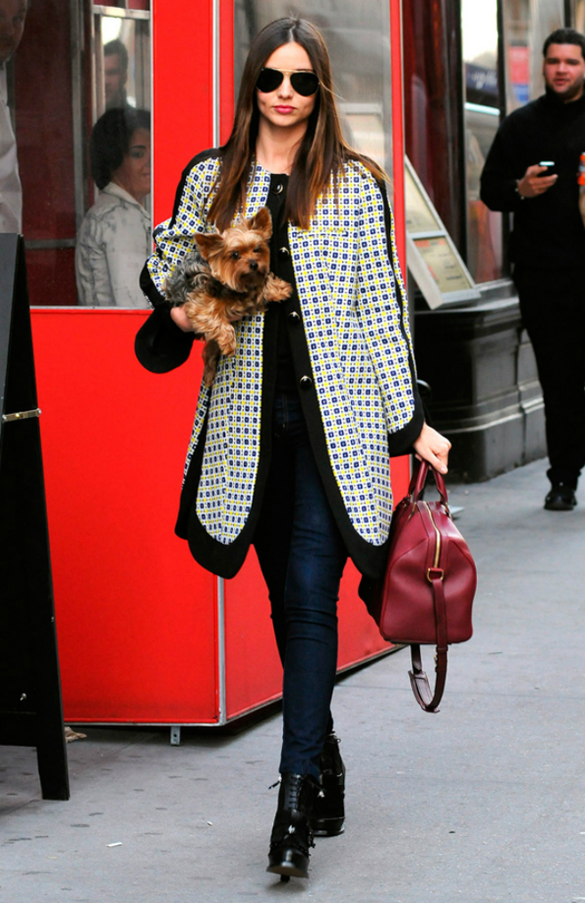 Set đồ mùa hè với quần jeans kết hợp cùng áo sơ mi/phông được Miranda tận dụng tối đa khi mix cùng áo khoác bên ngoài.