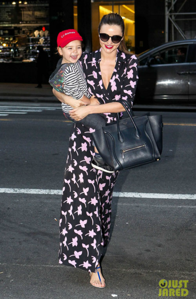 Váy maxi là món đồ mà bà mẹ một con này yêu thích. Khi thời tiết se lạnh, Miranda chọn dáng váy dài tay, nhẹ nhàng và cổ điển với họa tiết to bản bắt mắt.