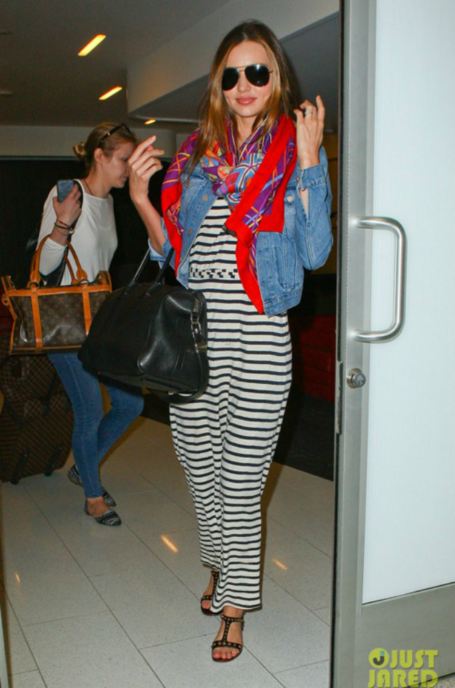 Hoặc mix thêm áo khoác denim và khăn quàng để bộ cánh thêm khỏe khoắn, mạnh mẽ.