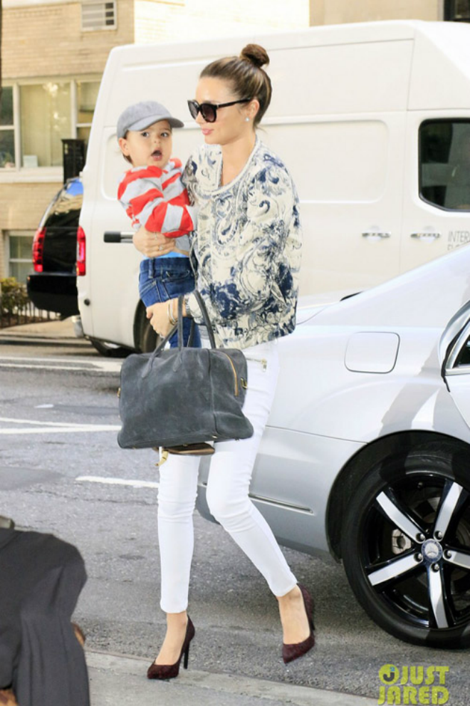 Quần skinny trắng và áo gió bo gấu họa tiết đều là gợi ý lý tưởng cho bạn gái vào mùa thu này.