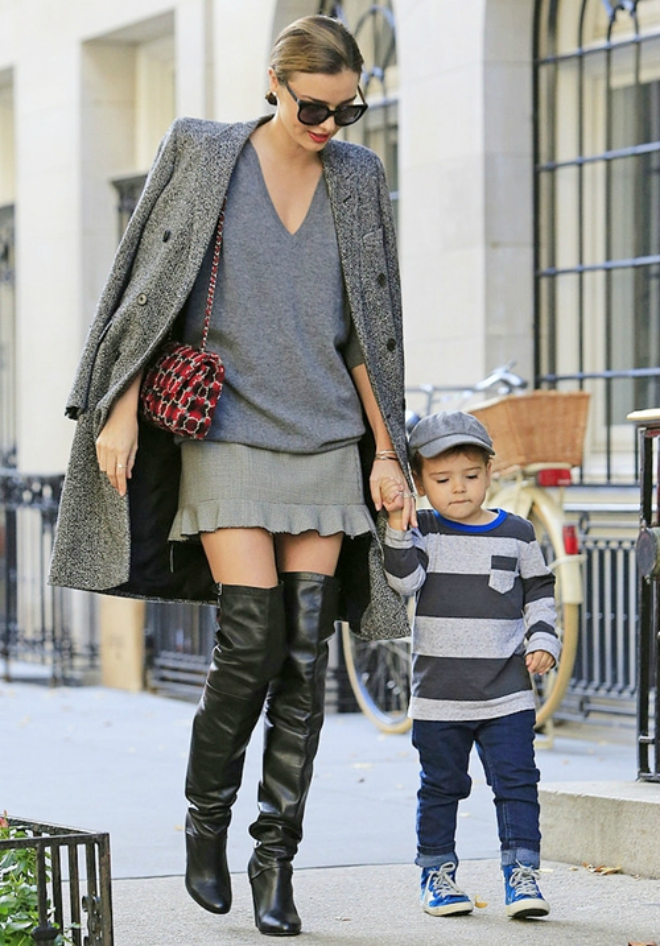 Cô phối sành sỏi các món đồ gam xám ở nhiều cấp độ đậm nhạt khác nhau, bổ sung bốt da đen và túi mini đỏ.