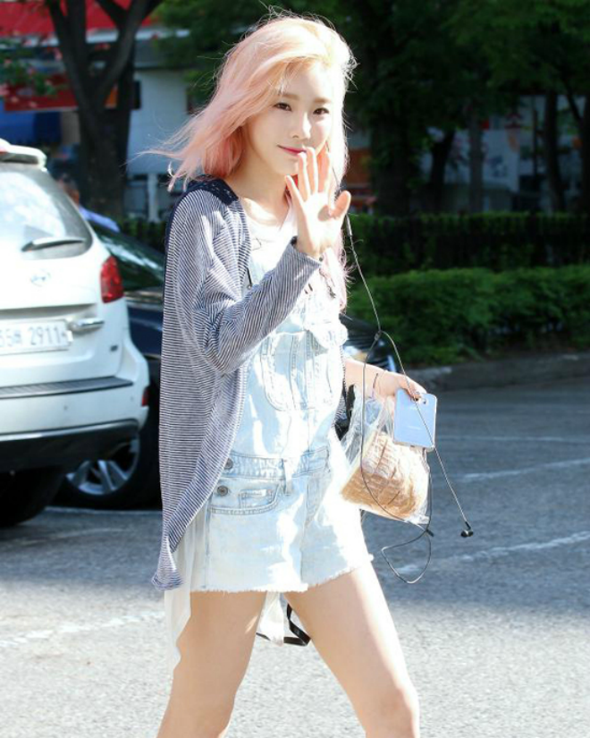 Cardigan là món đồ kinh điển vào mùa thu mà mọi cô nàng nên có. Cô nàng Taeyeon  mix áo cardigan kẻ nhỏ cùng quần yếm short và áo phông trắng trẻ trung.