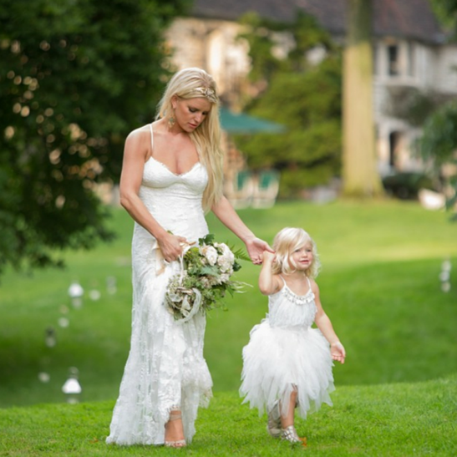 Jessica Simpson làm phù dâu trong đám cưới của cô em gái Ashlee nhìn vô cùng lộng lẫy và quyến rũ. 