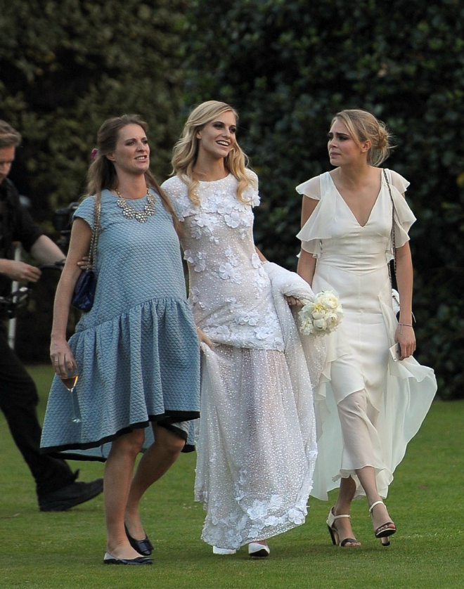 Siêu mẫu Cara Delevingne trang nhã và thanh lịch trong bộ váy trắng khi làm phù dâu tại đám cưới của chị gái Poppy ở London.