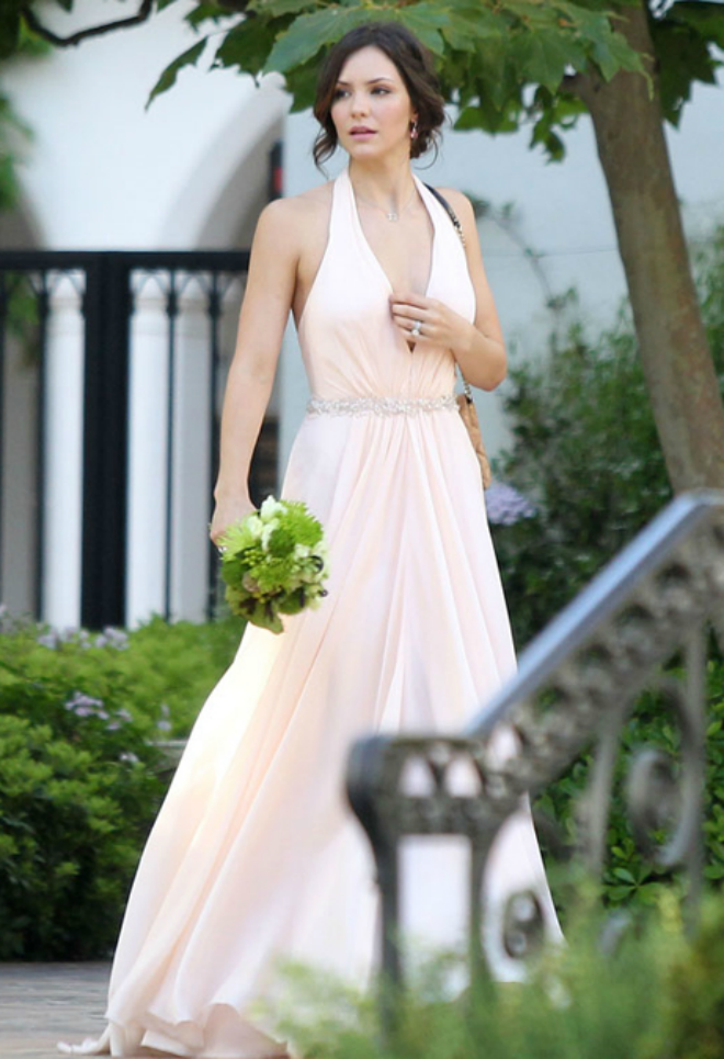 Diễn viên Katharine McPhee dịu dàng trong chiếc váy dài màu pastel khi làm phù dâu tại đám cưới của chị gái. Chiếc váy có phần cổ xẻ sâu và chiếc dây lưng ngọc trai dịu dàng, nữ tính.