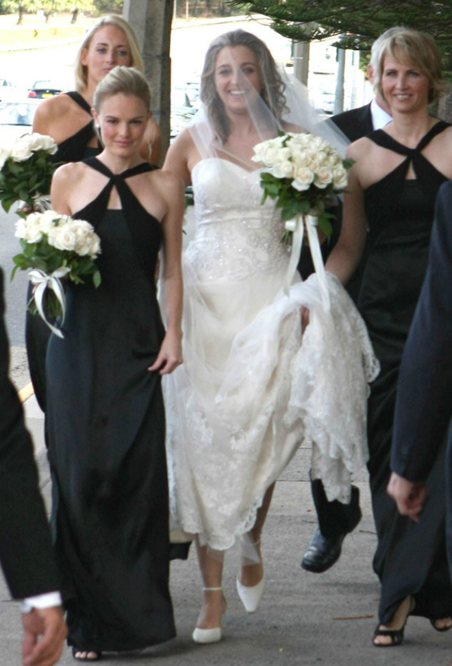 Trong khi cô dâu chọn phong cách truyền thống với váy trắng ren cúp ngực, phù dâu - diễn viên Kate Bosworth lại mặc váy maxi lụa đen quyến rũ. 