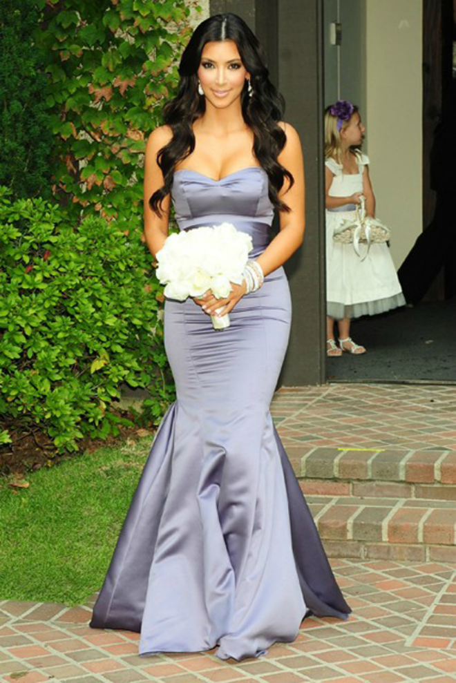 Trong đám cưới của cô em gái Khloe, phù dâu Kim Kardashian nổi bật và quyến rũ với chiếc váy đuôi cá lụa bóng khoe tối đa lợi thế hình thể.