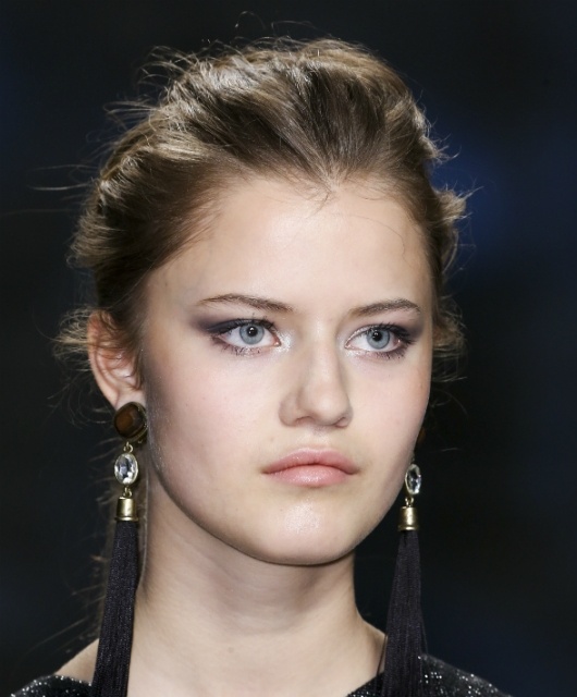 1. Mặt tròn: Nếu sở hữu khuôn mặt tròn, bạn cần sự hỗ trợ lớn từ tóc giúp kéo dài gương mặt. Bạn hãy đánh rối, cột tóc cao sau đó kéo giãn phần tóc trên đỉnh đầu cho phồng lên một chút để cân đối khuôn mặt tròn.