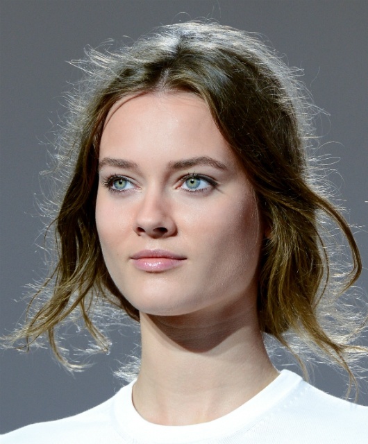 2. Mặt vuông: Với gương mặt góc cạnh, bạn cần để rơi vài sợi tóc hai bên tai để che bớt đi phần quai hàm vuông vức dù có cột tóc cao hay thậm chí bới tóc rối thấp sau gáy.