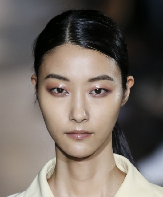 3. Mặt oval: Đây là kiểu mặt đều hợp với các kiểu tóc. Cao, thấp hoặc để tóc qua một bên, tất cả đều lý tưởng với gương mặt của bạn.