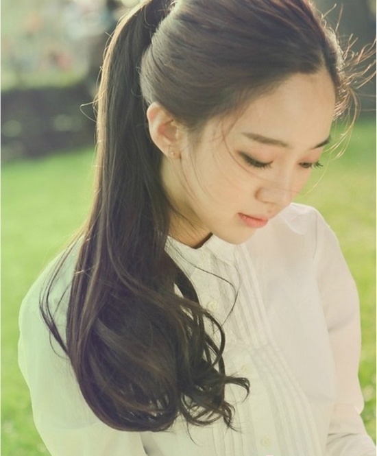 Bạn có thể cách điệu kiểu tóc này bằng cách uốn nhẹ phần đuôi tóc. Điều này sẽ giúp cho phần tóc đuôi ngựa của bạn trông có vẻ mềm mượt và có được những lọn xoăn quyến rũ.