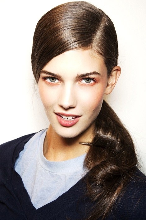 4. Mặt trái tim: Nếu bạn có một vầng trán rộng, một chiếc cằm hẹp, bạn nên cột tóc cao trung bình. Không nên quá cao sẽ tập trung sự chú ý vào khu vực trán còn nếu thấp quá thì càng khiến cằm bạn trông nhọn hơn.