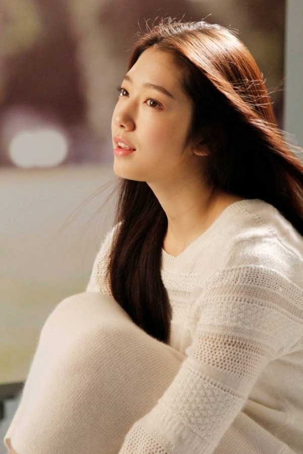 10. Phấn má hồng: Diễn viên Park Shin Hye thích sử dụng phấn má hồng dạng nước để giữ lớp nền lâu trôi, đồng thời tiệp với da mặt hơn.