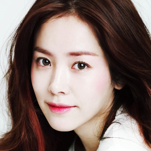 2. Thoa son lòng môi: Kỹ thuật kẻ son lòng môi được nữ diễn viên Han Ji Man yêu thích. Cô tiết lộ bí quyết của cách thoa son này chính là phải phủ một lớp son môi màu be lên trước rồi mới phủ phía trong bằng màu đậm hơn.