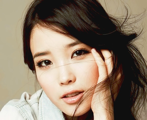 3. Kẻ mắt ấn tượng kết hợp son màu nude: IU luôn yêu thích cách kẻ mắt ấn tượng, thu hút mọi sự chú ý vào đôi mắt. Cô sẽ kết hợp cùng son nude, dạng lì và phấn má hồng. Độ dày của viền mắt tùy thuộc vào hoàn cảnh xuất hiện cũng như cách kết hợp trang phục.