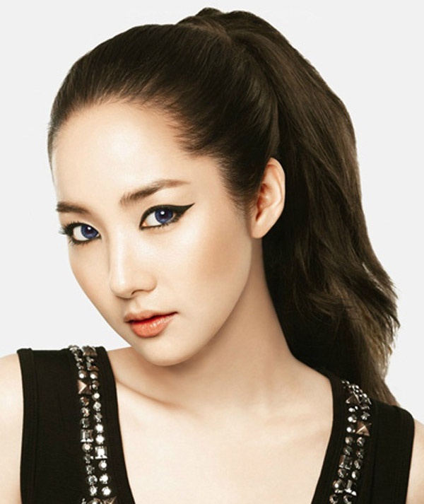 5. Kẻ viền mắt mèo: Viền mắt mèo kẻ bằng bút nước là lựa chọn thường thấy của người đẹp Park Min Young. Đuôi mắt mềm mại, kéo dài giúp che nhược điểm mắt một mí. Kiểu kẻ mắt này hài hòa khi tán cùng phấn nền màu nude và là lựa chọn cho các buổi tiệc.