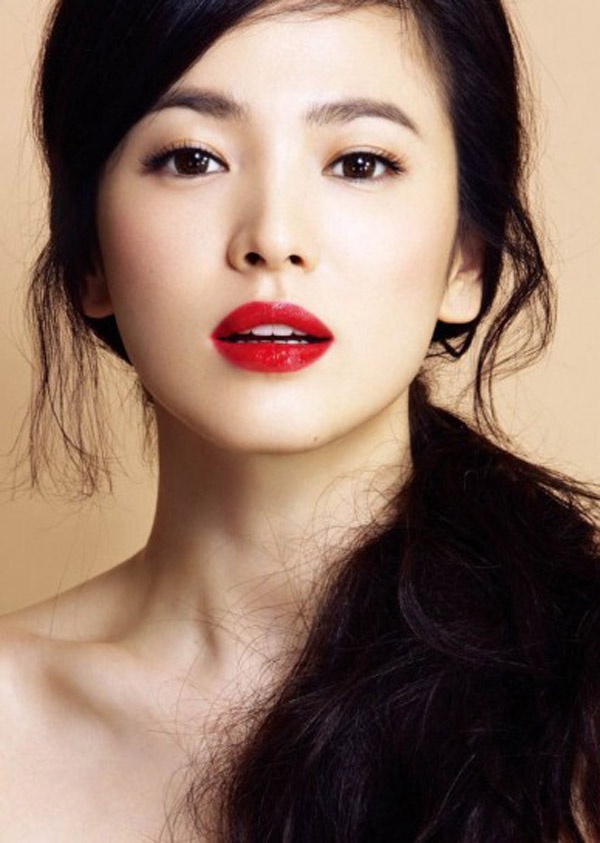 6. Son môi đỏ: Với phong cách trang điểm cổ điển, nhấn vào đôi môi đỏ quyến rũ, Song Hye Kyo luôn hoàn hảo mỗi lần xuất hiện. Tông đỏ thường được Song Hye Kyo biến tấu với gam đỏ đun, đỏ tươi hoặc đỏ cam.