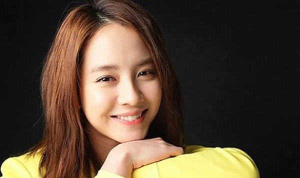 7. Trang điểm có như không: Người đẹp Song Ji Hyo của phim Hoàng cung thích kiểu trang điểm này bởi nó giúp cô khoe làn da bóng khỏe.