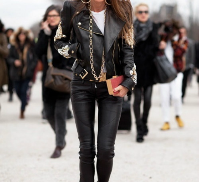 Set đồ với quần, áo jacket cùng chất liệu da mix kèm phụ kiện nổi bật giúp bạn gái sành điệu và cá tính hơn.