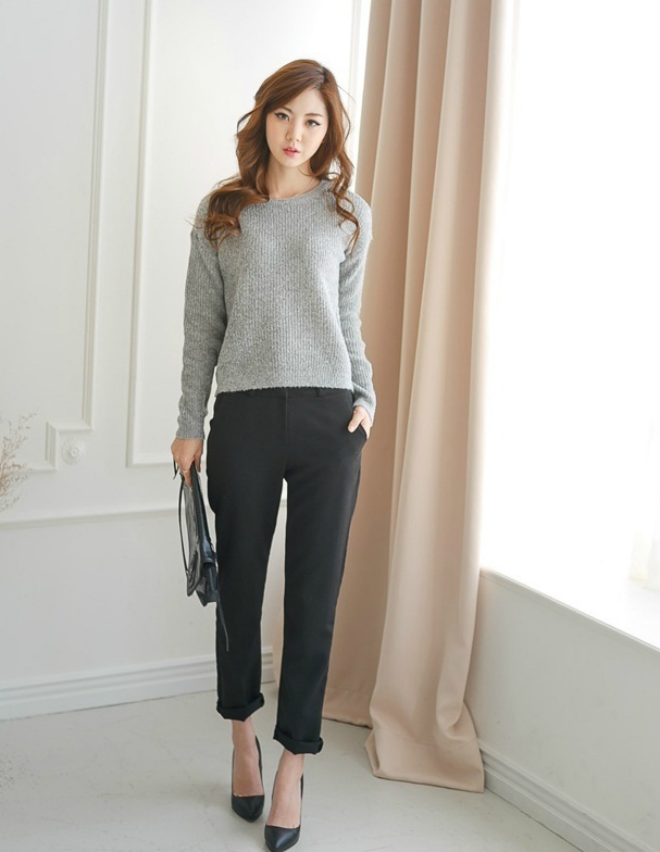 4. Quần âu: Lịch sự, thoải mái và đơn giản, quần âu có thể theo phái đẹp từ hè, thu sang đông mà vẫn mang đến sự tiện lợi, thanh lịch.