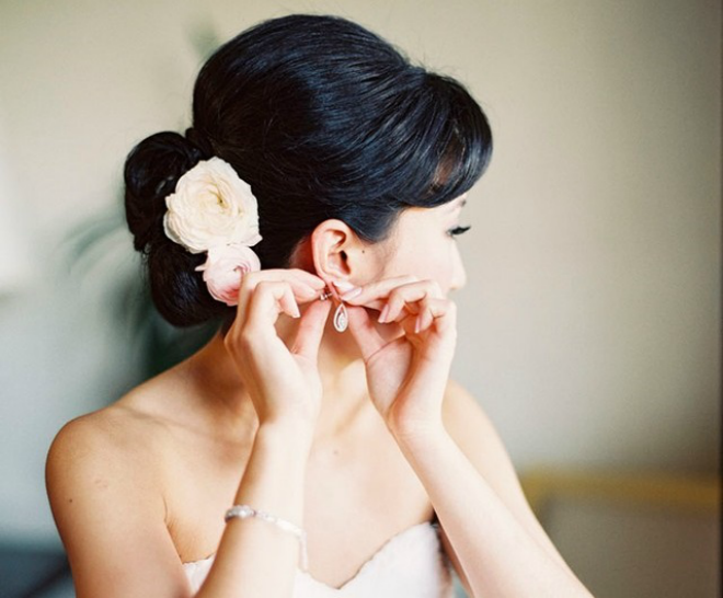 Với những cô dâu châu Á mang vẻ yêu kiều, mong manh và nhẹ nhàng, có thể búi lọn nhẹ nhàng và cài 2 bông hồng tường vi hay hồng đại đóa. Chỉ cần vẻ đẹp thanh tú dịu dàng của cô dâu đủ để làm tôn lên vẻ đẹp tự nhiên rồi.