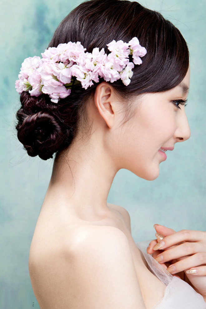 Các kiểu bới bồng nhẹ, bạn có thể kết vài chùm hoa nhỏ với nhau để tạo bờm hoa xinh xắn rồi đính nơi đỉnh đầu, hay cài lệch một bên trông rất đáng yêu.