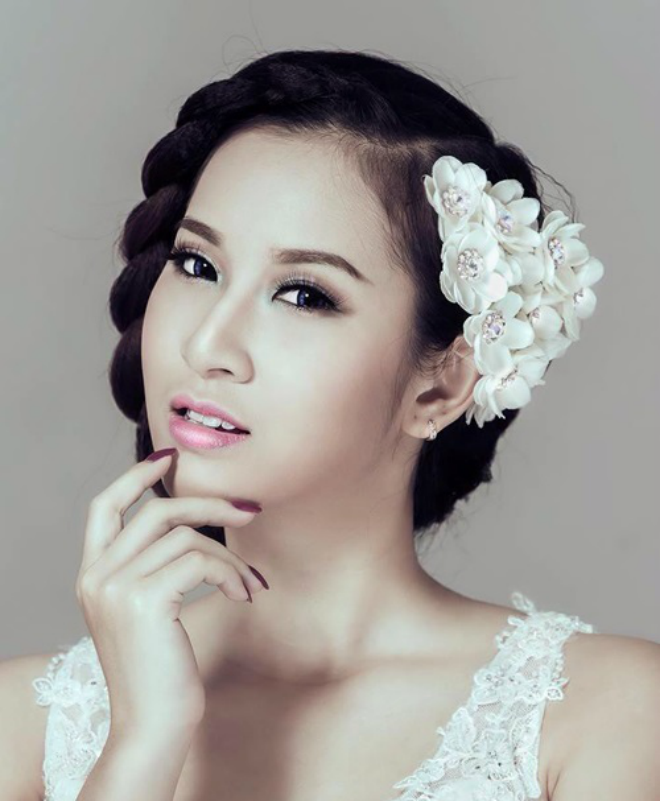 Cô dâu có thể sử dụng những bông hoa nhỏ để kết thành chùm cài lệch bên.