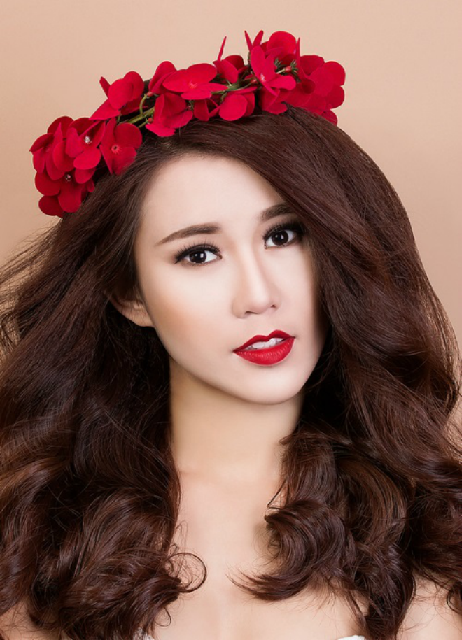 Cô dâu có thể sử dụng hoa lụa thay cho hoa tươi, tuy nhiên cần lưu ý chọn những loại hoa có màu sắc rõ ràng, không quá rườm rà để tạo sự tự nhiên.