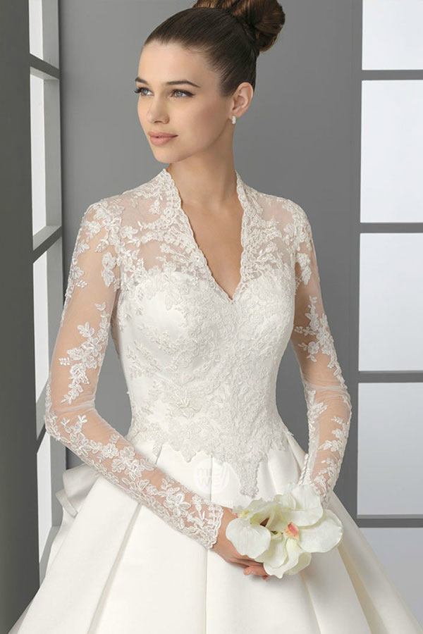 Người ngực nhỏ sẽ có lợi thế là khi mặc đồ trông sẽ thanh lịch và nhẹ nhàng hơn. Để phát huy điểm đó, bạn nên chọn váy cưới có cổ chữ “V” hoặc váy trễ vai.