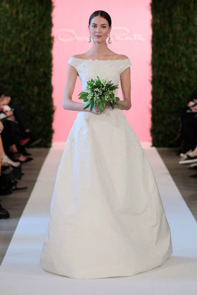 Loại trễ cổ không những giúp bạn che đi được điểm yếu ngực lép mà trông lại rất sang trọng, mọi người sẽ bị cuốn hút bởi bờ vai nhỏ nhắn quyến rũ của bạn hơn là bộ ngực đã bị che đi.