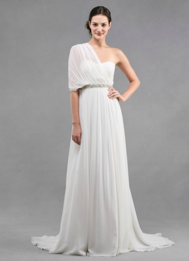 Mẫu váy cưới với thiết kế lệch vai, xếp vải tuyn trước ngực tạo độ xốp giúp vòng một trông đầy đặn hơn. Thêm vào đó, váy đuôi cá chiết eo cao khoe eo thon tôn thêm đường cong đối lập với vòng ngực giúp tạo ảo giác vòng ngực đầy đặn hơn, cơ thể mềm mại hơn.