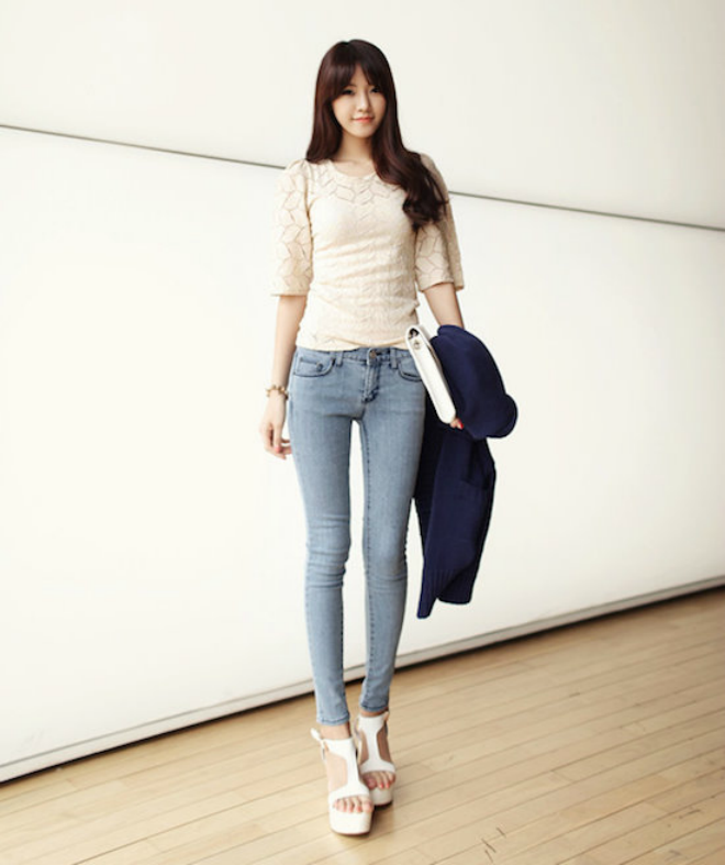 Bạn có thể mix quần jeans cạp cao với crop top cho ngày hè sảng khoái, denim baggy phối cùng áo sơmi lịch sự, denim boyfriend cùng áo ba lỗ mát mẻ.