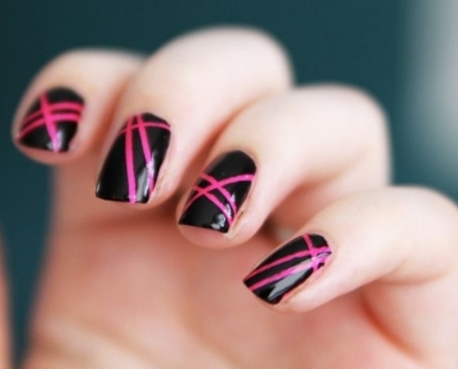 1. Hồng và đen: Hai gam màu này khi kết hợp cùng với nhau sẽ mang lại vẻ nữ tính cho bạn. bạn có thể dùng màu đen sơn hết móng tay tạo lớp nền và sử dụng màu hồng vẽ các kiểu trang trí móng hoặc ngược lại. Lựa chọn những trang phục màu trung tính phù hợp để vẻ ngoài của bạn không quá lòe loẹt.