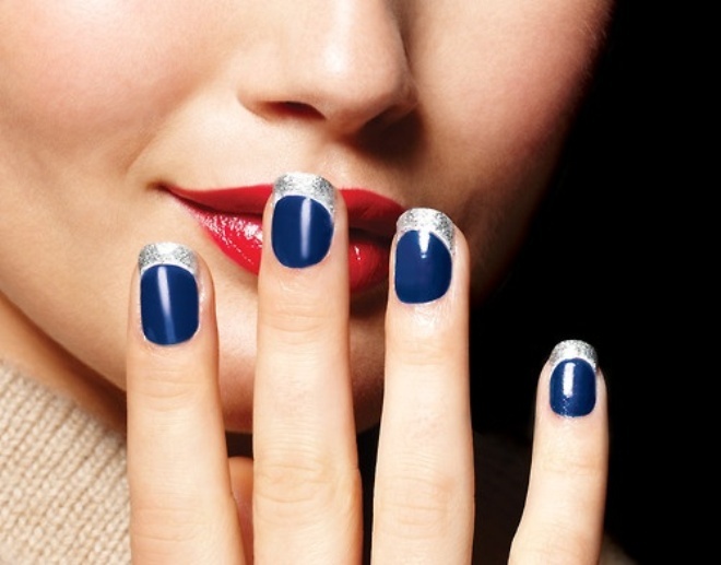 3. Xanh navy và màu bạc: Đây là 2 gam màu cổ điển giúp đôi tay của bạn trở nên quyến rũ, thu hút hơn. Bạn có thể sơn móng tay màu xanh, sau đó phủ lên đầu móng một lớp sơn bóng ánh bạc.