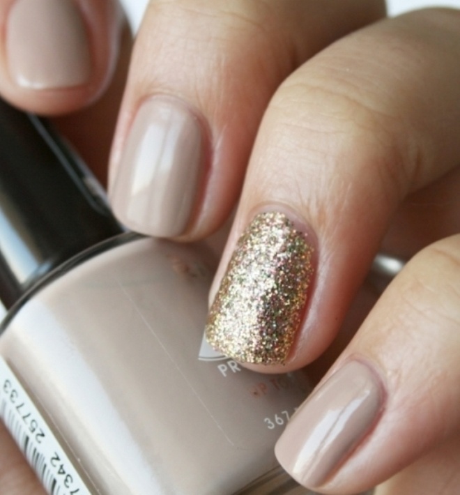 8. Nhũ vàng và màu nude: Đây là sự kết hợp nhẹ nhàng mà quý phái cho bạn gái. Nổi bật trên nền màu nude nhã nhặn, màu nhũ vàng giúp làm tôn lên làn da châu Á. Bạn nên sử dụng bộ móng này cùng với những bộ váy dạ hội sang trọng trong những buổi dạ tiệc cuối năm.