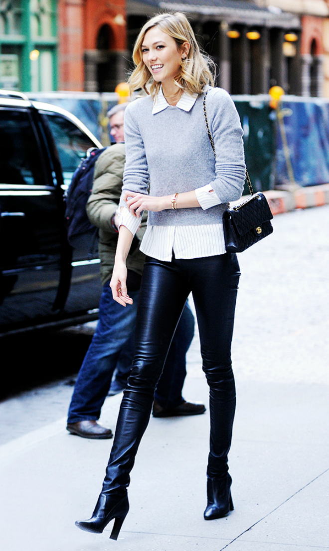 Chân dài Karlie Kloss kết hợp quần da bó sát với boots, áo len, sơ mi và túi xách Chanel tạo nên một set đồ vừa thanh lịch vừa chất.