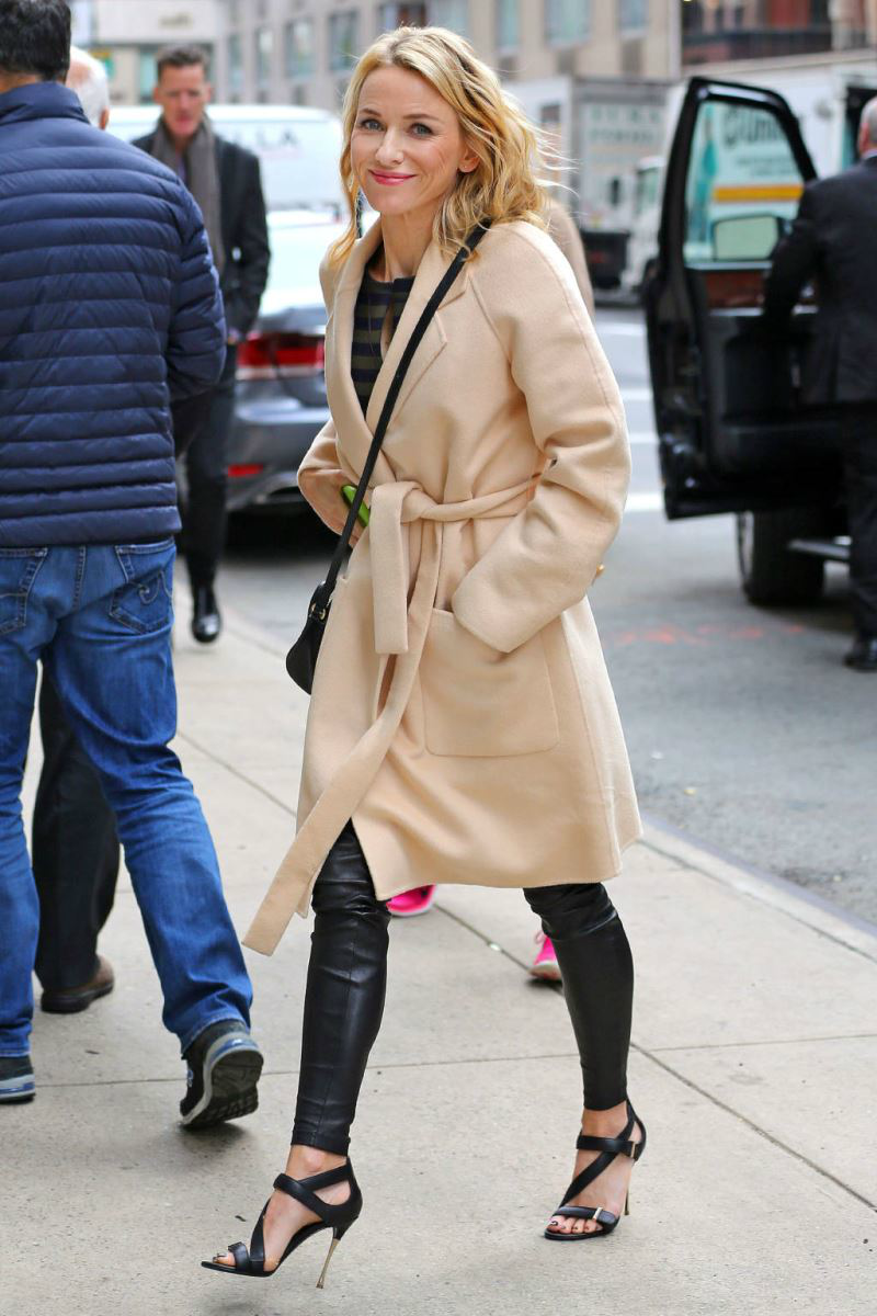 Naomi Watts thật biết cách phối đồ khi mặc quần da cùng với áo khoác da lạc đà.