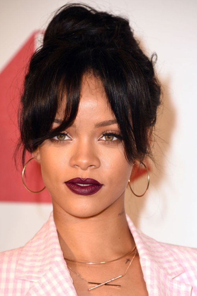 Rihanna toát ra sự ma mị đầy quyến rũ với đôi môi màu tím.