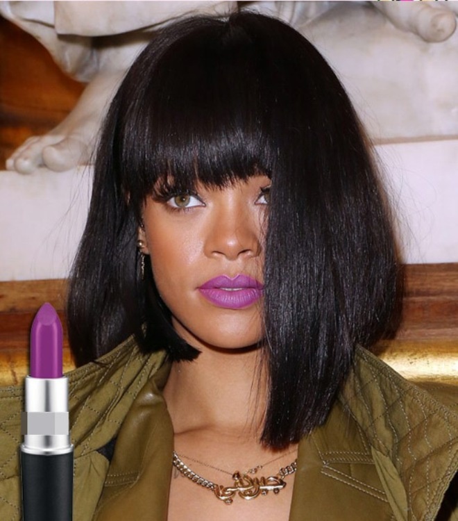 Cô cũng chẳng ngại trải nghiệm những thỏi son khó dùng như màu tím bợt này.