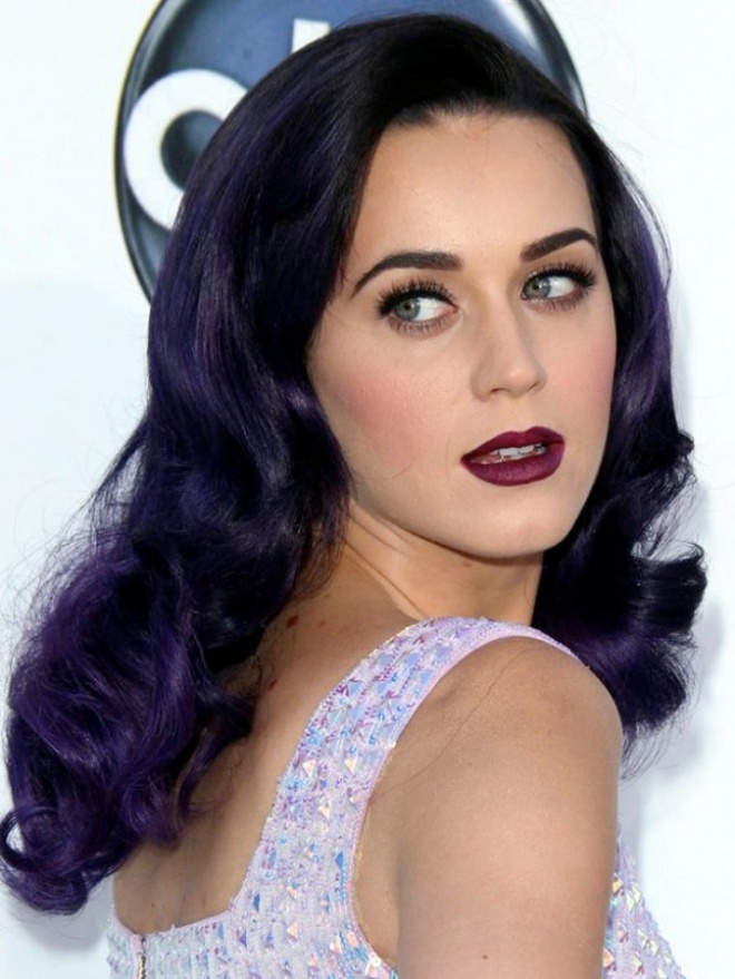 Màu tóc độc đáo kết hợp với son môi màu cà tím, Katy Perry rất sành điệu và nổi bật đúng như cá tính của cô.